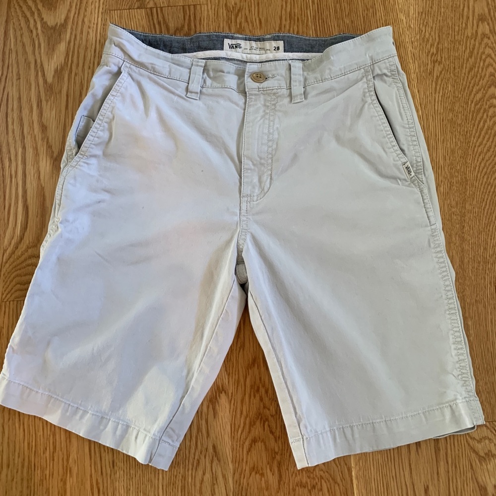 CLOSET CLEARANCE Men’s vans khaki shorts, size 28